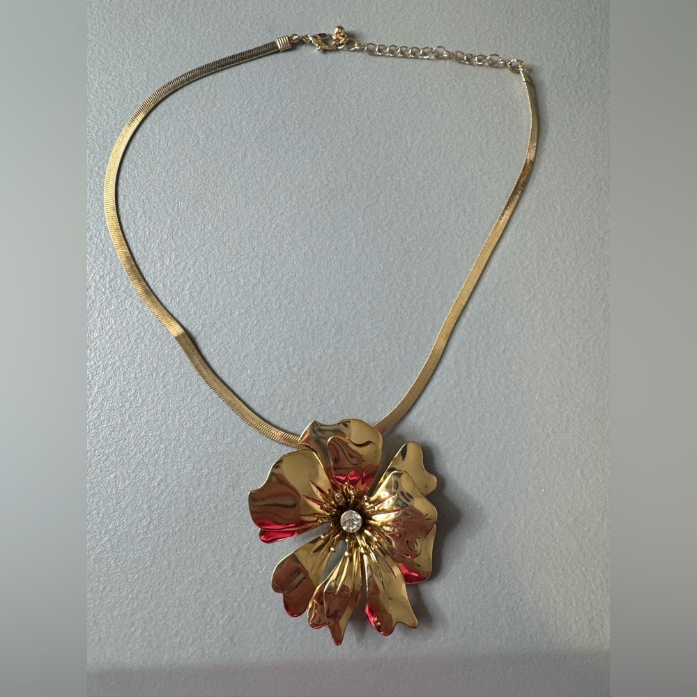 🛍️Any 5 items for $15 🛍️ Gold Floral Pendant Necklace